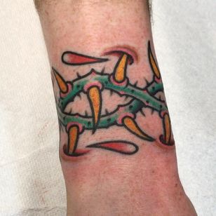 Tatuaje de espina por Kyle Hath #KyleHath #thorntattoo #thorntattoos #thorn #plant #nature #pain #wrist #arm #color #traditional #blood