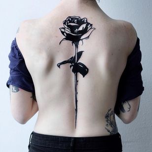 Thorn tattoo by The Wolf Rosario #TheWolfRosario #thorntattoo #thorntattoos #thorn #plante #nature #pain #rose #flower #back #blackwork #graphic #illustrative