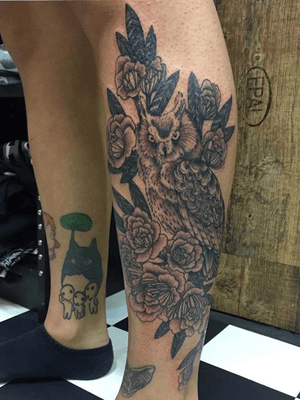 little fineline dotwork owl and flowers #tattoo #owl #flowers #dotwork #blackandwhite #fineline #hautrock #placetobe #haarrock #tattoozurich #zurichtattoo #tattooedgirls #tattooed #happy