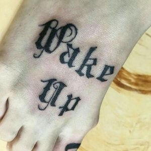 "Wake up" tatuado sobre un pie con letra gotica #black #Gothic #lettering #letter #argentina 