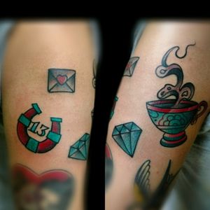 Unos flashes tradicionales de hoy.. #tattoo #inked #ink #flash #traditional #traditionalflash #traditionaltattoo #americantraditionaltattoo #tradicionalamericano #diamante #diamond #diamondtattoo #herradura #13 #sobre #love #tea #teatattoo #color #luchotattoo #luchotattooer #pergamino