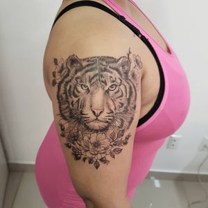 Tigre da nossa amiga Giselle! Que aguentou firme as horas de tatuagem! Muito obrigado pela confiança e preferência!Faça já seu orçamento! (62) 9 9326.8279#tattoo #ink #blackwork #tattoolife #Tatuadouro #love #inkedgirls #blackandgraytattoo #eletricink #realismtattoo #fineline #draw #tattooing #tattoo2me #tattooart #instatattoo #tatuajes #blackink #floral #neotraditional #neotradeu #neotraditionaltattoo #tiger #TigerTattoo #AnimalTattoo #flowerstattoo #flowers #womantattoo #tatuagemfeminina 