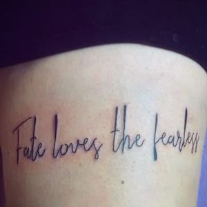 Fate Loves The Fearless #tattoogirl #femaletattooartis #femaleartis #inkedwoman #womensempowerment #safespace #inkedup #wg #tattoostudio #tattooshop #ensenada #bajacalifornia #mexico #freestyle 