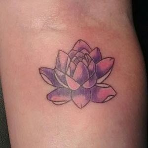 Little Loto Tattoo #tattoogirl #femaletattooartis #femaleartis #inkedwoman #womensempowerment #safespace #inkedup #wg #tattoostudio #tattooshop #ensenada #bajacalifornia #mexico #lototattoo #flordeloto #flower #flowertattoo #flowerpower 