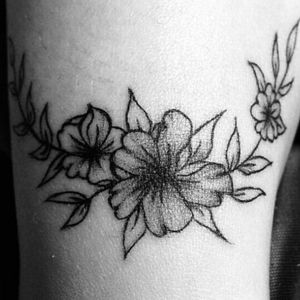 Little Flower Tattoo #tattoogirl #femaletattooartis #femaleartis #inkedwoman #womensempowerment #safespace #inkedup #wg #tattoostudio #tattooshop #ensenada #bajacalifornia #mexico #flower #flowertattoo #flowerpower 