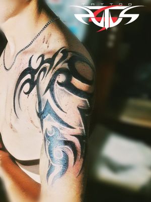 Tribal pecho brazo omóplato clavícula. #art #ilustracion #tattoo #tatuajes #tatuajesperu #inktattoo #arte #marca #logo #studioart #studiotattoo #rustustattoo #peruviantattooartist #perutattoo #peruink #peru #skull #skulltattoo #skullart 