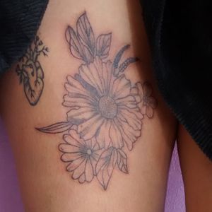 Flower Tattoo #tattoogirl #femaletattooartis #femaleartis #inkedwoman #womensempowerment #safespace #inkedup #wg #tattoostudio #tattooshop #ensenada #bajacalifornia #mexico #flowertattoo #flower #flowerpower 