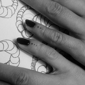 Dots on fingers tattoos #tattoogirl #femaletattooartis #femaleartis #inkedwoman #womensempowerment #safespace #inkedup #wg #tattoostudio #tattooshop #dots #fingertattoo #ensenada #bajacalifornia #mexico