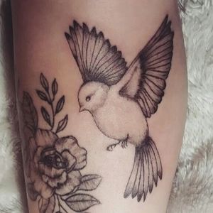 Little Bird Tattoo#tattoogirl #femaletattooartis #femaleartis  #inkedwoman #womensempowerment #safespace #inkedup #wg #tattoostudio #tattooshop  #ensenada #bajacalifornia #mexico #freestyle #bird #birdtattoo #littlebird 
