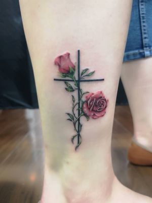Mini realistic cross with roses in color