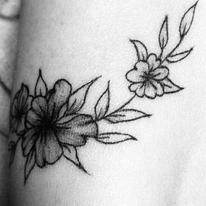 Little Flower Tattoo#tattoogirl #femaletattooartis #femaleartis  #inkedwoman #womensempowerment #safespace #inkedup #wg #tattoostudio #tattooshop  #ensenada #bajacalifornia #mexico #flower #flowertattoo #flowerpower 