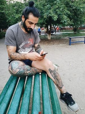 Ох уж эта молодежь ,вечно в свои экраны пялятся . #tattoo #tattooed #artist #tattoartist #kiev #instakiev #gooday #goodmood #streetwear
