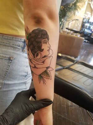 In progress rose lady! I love classic americana imagery!#inprogrees #inprogresstattoo #americanatattoos #traditionaltattoo #traditionaltattoos #ladyhead #ladyheadtattoo #ladyheadtattoos #ladytattooer #ladytattooartists #kansascitytattoo #kansascitytattooartist #ladytattoo