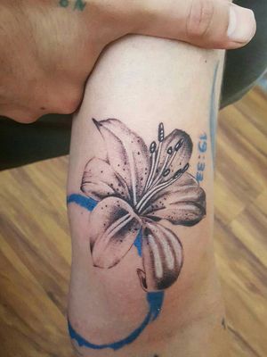 #تاتو خودم روی دست خودم 🌻⏯🤘😃 چطوره؟ #تتو#لیلوم#دایره#گرد #tattoo#tat#inkedboy#selftattooing#tattooed by #ehsunx#lilium #liliumtattoo #circletattoo #flowertattoo #flower 