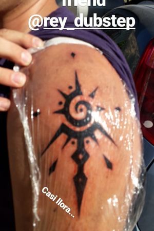 Tatuaje trival de sol para un amigo