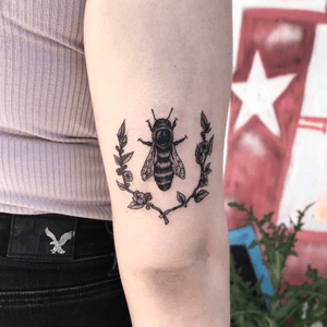 Realistic bee tattoo done last week. #illustrative#linework#blackwork#toronto#apprentice#freetattoo#bee#flowers#plants#queenbee