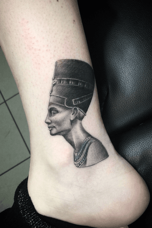 Embrace the beauty of ancient Egypt with this stunning black and gray illustrative tattoo of Nefertiti by the talented artist Snappy Gomez.#chicano #black&grey #fineline #microrealism #blackwork