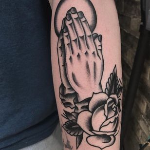 Clap tattoo por Derekcantdance #derekcantdance #blackwork #rose #traditional #arm # flap tattoo #clappers #pray #hands #religious #jesus #mary #iconic