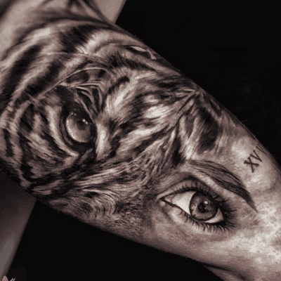 Eyes 💥 #velosotattooartist #caparica #portugal #luxembourg #microportrait #portraitdog #tiger #smalltattoo #microtattoo #1rl #photooftheday #microportrait #microrealista #microrealistictattoos 