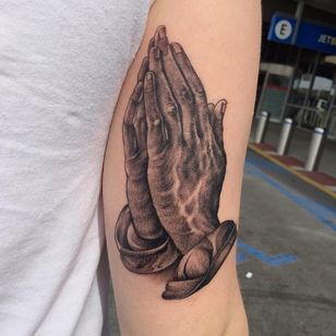 Clap tattoo por BJ Betts #BJBetts #blackandgrey #realism #oldschool #illustrative # clap tattoo # clappers # oración # hands # Religious #jesus #mary #iconic