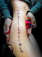 Rob Hernandez en Capital Tattoo México 🤟😎 lettering!!! !!!Aprovecha las promociones y agenda hoy!!!.....#tatuaje #tattoo #letras #lettering #robhernandez #fuckingvida #capitaltattoomexico #versos #textos #autor #citas #poesia #amantedeletras #escribir #palavras #poesía #accionpoetica #artedeamar #mensagens #escritor #español #cita #ink #tattoolife #blackwork
