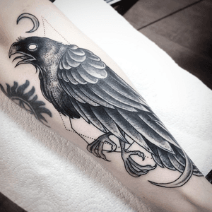 Dark and creepy crow I did for Ben based on his refrerence images. Always happy to create a cool custom tattoo for you based on reference images you provide. Just get in touch at jimltattooer@gmail.com if you have any queries about getting tattooed! #crow #crowtattoo #dark #illustrative #blackwork 