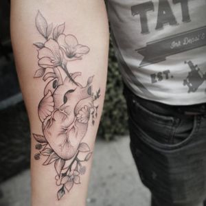 Tattoos con grandes significados 👨‍🦱 Bob Rilloo gracias por darnos la oportunidad de representar algo tan importante Jorge Mj saludos de Capital Tattoo México 🤟😎
.
.
.
.
.
#capitaltattoomexico #fuckingvida #ink #inked #tattooed #tattooartist #tattooart #tattoolife #inkedup #inkedgirls #girlswithtattoos #instatattoo #bodyart #tattooist #tattooing #tattooedgirls #blackwork #bobrillo #corazon #heart #flor #flower