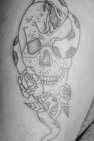 Skull&Snake Tattoo#ink #inked #inkedup #femaletattooartist #desingtattoo #proyect #inkedgirl #inkedlife #inkedwoman #art #work #artwork #womensempowerment #femaleartist #ensenada #bajacalifornia #mexico  #blackwork #skull #skulltattoo #snake #snaketattoo 