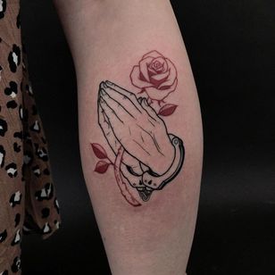Clapper tattoo por Ink by Bea #InkbyBea #ben #rose # handcuffs #flower #plant #plate tattoo # badajos # oracion # manos # religiosas #jesus #mary #iconic
