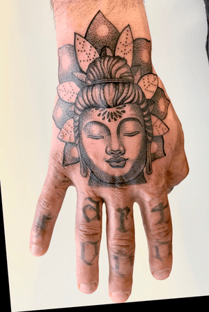 Tatuaggio mano. Buddha. Design Efi artist. Dotwork.