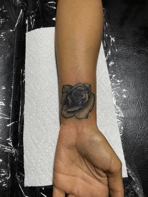  #tattoos #tattoodo #ink #inked #aruba #getinked #skinart #art #colombia #bogota #after #bodyart #blackandgreyrealism #rosetattoo #rose #realism #coverup #