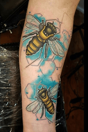 🙂  #fusionink #cheyanne #cheyannehawk #art #bee #bees # geometric #artist #artwork #artistsoninstagram #color #colors #prismacolors #tattoo #tattoos #tattooed #tattooedgirls #girlswithink #inkedgirls #ink #inked #inkstagram #colorful #alternative #alternativegirl #tattoolife #tattootherapy