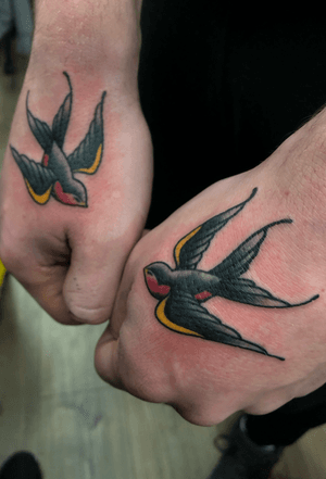 Best 1st and 2nd tattoo combo goes to this guy!Thanks Conor ✌🏼 #tattooworkers #swallow #swallowtattoo #swallowtattoos #tradswallow #traditionalswallow #tradtattoo #tradtattoos #traditionaltattooing #traditionaltattooart #traditionaltattoos #dailytattoo #dailytattoos #tattoodaily #ireland #irish #dublintattoo #dublintattooartist #dublintattoostudio #handtattoo #handtattoos