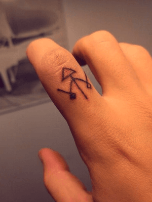 triangulo ancestral no dedo do Rapha