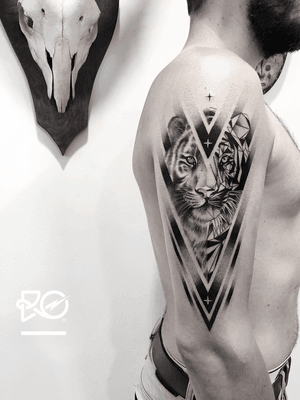 By RO. Robert Pavez • 🐯 • Done in @inkdistrictamsterdam • 🇳🇱 2019 #engraving #dotwork #etching #dot #linework #geometric #ro #blackwork #blackworktattoo #blackandgrey #black #tattoo #fineline