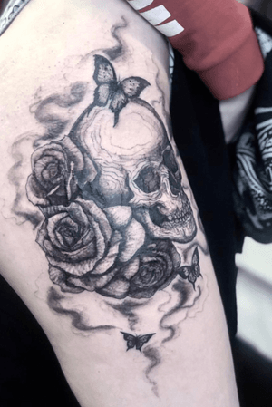 Skull and rose thigh piece 