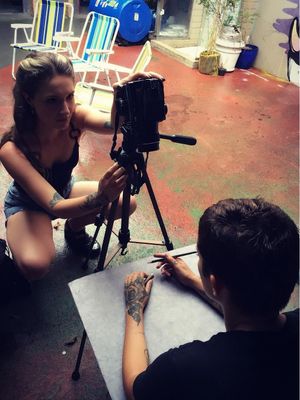 Nina Fontenelle, tatuadora brasileira representado muito bem! #DescriptiveAnatomy #VerenaFrye #maostatuadas #tattooedhands #maos #hands #NinaFontenelle