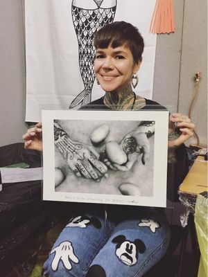 A tatuadora Suflanda com o print da sua foto. #DescriptiveAnatomy #VerenaFrye #maostatuadas #tattooedhands #maos #hands #suflanda