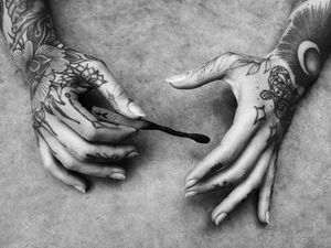 Yahna. #DescriptiveAnatomy #VerenaFrye #maostatuadas #tattooedhands #maos #hands #Yahna