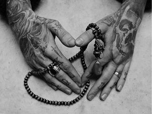 Edek. #DescriptiveAnatomy #VerenaFrye #maostatuadas #tattooedhands #maos #hands #edek #caveira #skull