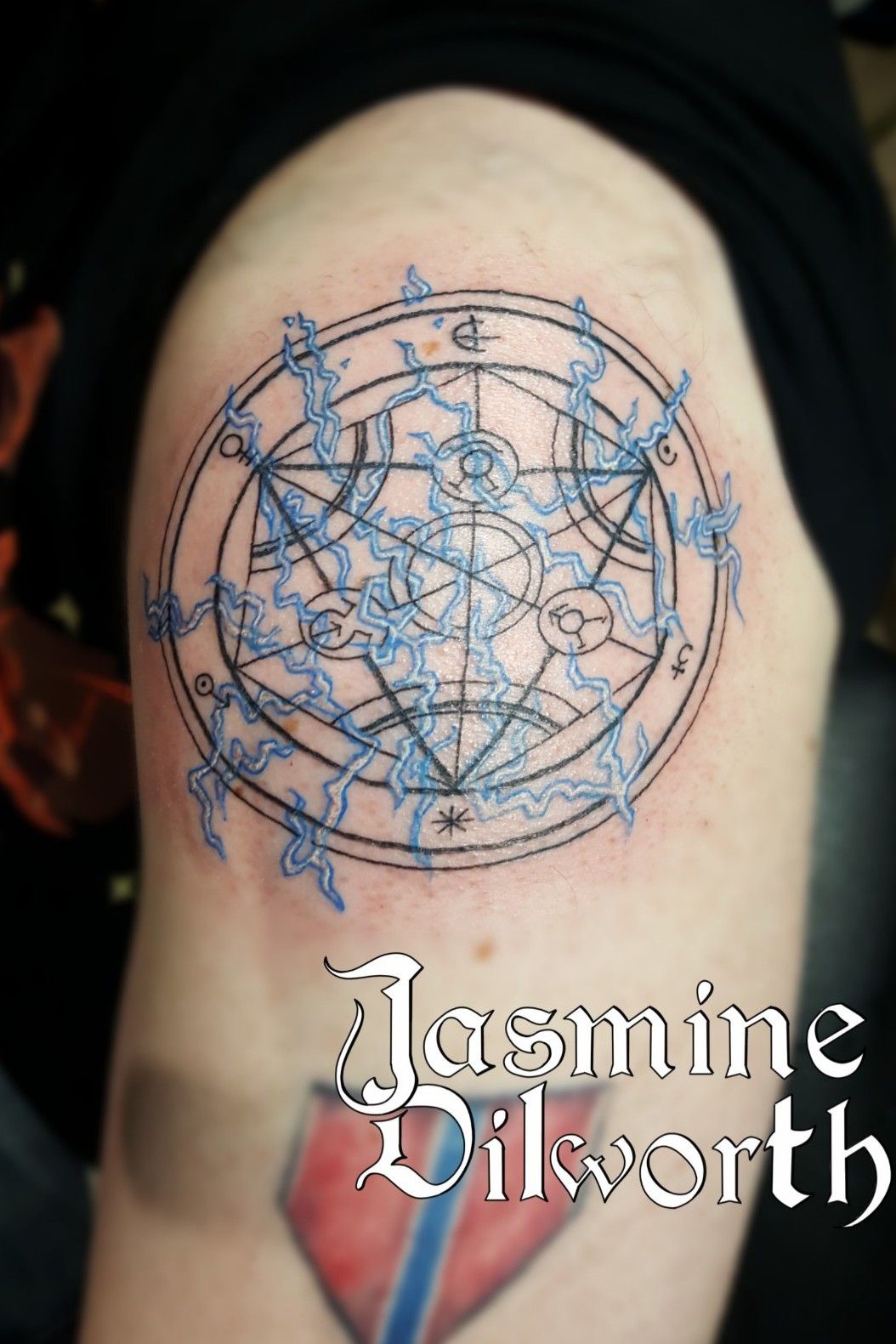 Just a friendly reminder x had a hand tattoo of a transmutation circle from  Fullmetal Alchemist  rXXXTENTACION