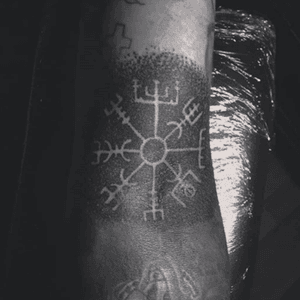 #tattoo #dotwork #tattoo #negativespace #nordiccompass