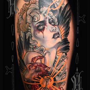 Tatuaje neotradicional de Kat Abdy #KatAbdy #neotraditional #fineart #Artnouveau #detailed #painterly #portraits #lady #magic #esoteric #key #feathers #pomegranate #crow #leg