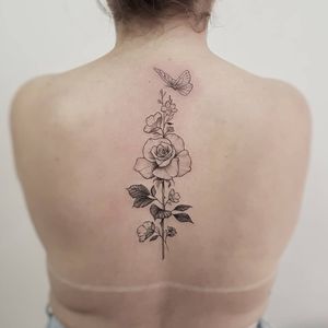 As flores da nossa amiga Anna Kelly! Apesar da dor, valeu a pena né? Haha muito obrigado pela confiança e preferência!Faça já seu orçamento! (62) 9 9326.8279#tattoo #ink #blackwork #tattoolife #Tatuadouro #love #inkedgirls #Tatouage #eletricink #igtattoo #fineline #draw #tattooing #tattoo2me #tattooart #instatattoo #tatuajes #blackink #floral #neotraditional #neotradeu #flowerstattoo #womantattoo #tatuagemdelicada #tatuagemfeminina #RoseTattoo #Goiania