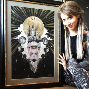 Kat con una de sus pinturas - Arte del tatuaje de Kat Abdy #KatAbdy #neotraditional #fineart #Artnouveau #detailed #painterly #portraits #lady #magic #esoteric