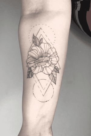 Geometric florals on forearm ✨
