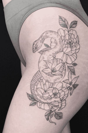 Large snake floral piece placed on the thigh 