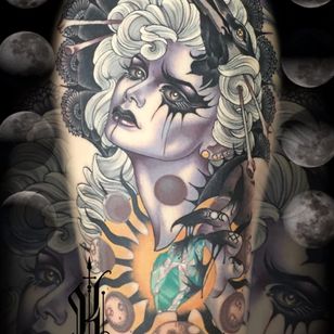 Tatuaje neotradicional de Kat Abdy #KatAbdy #neotraditional #fineart #Artnouveau #detailed #painterly #portraits #lady #magic #esoteric #leg #arm #moon #perle #stone #crow #lace