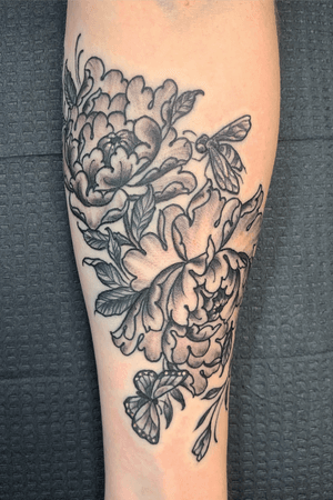 Lauren Margo on Instagram “What a fun one! Knocked out this Arm florals for Theresa today. Thank you so much for the great time! This stuff is my favorite subject matter to tattoo. Honestly, I love anything organic that goes with the curve on the arm. It’s a favorite. You can see the full tattoo video in my story. Thank you all for your continued support! Done using: @bishoprotary @pantherpissink @goodluckiron @luckysupplyusa  #flowertattoo #peoniestattoo #blackwork #floraltattoo #hawkselectrictattoo #girlswithtattoos #girlswithink #tampatattoos #tampatattooshop #floridatattooartist #blackpeony #tampa #chickswithtattoos”