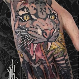 Tatuaje neotradicional de Kat Abdy #KatAbdy #neotraditional #fineart #Artnouveau #detailed #painterly #portraits #lady #magic #esoteric #hand #leopard #cat #flecha #moon #leaves #finger